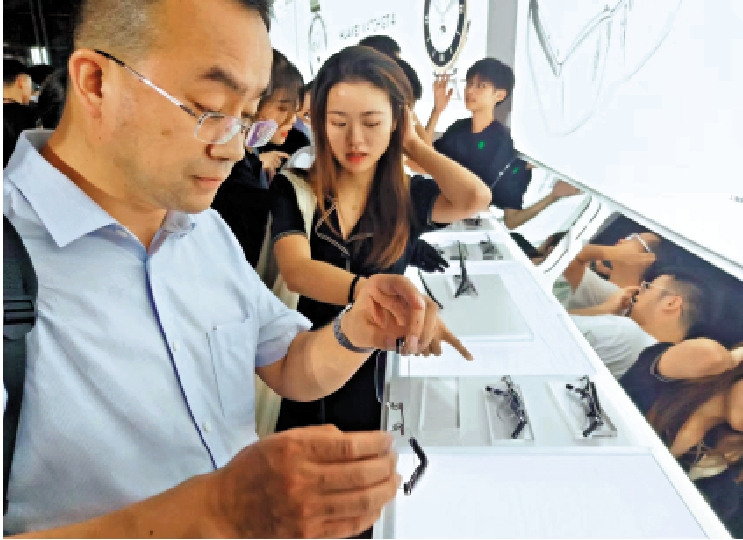 　　圖：消費者試戴華為智能眼鏡。\大公報記者毛麗娟攝