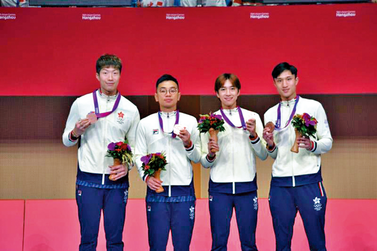 　　圖：左起：張家朗、楊子加、崔浩然及蔡俊彥在頒獎台上展示銅牌。\大公報記者敖敏輝攝