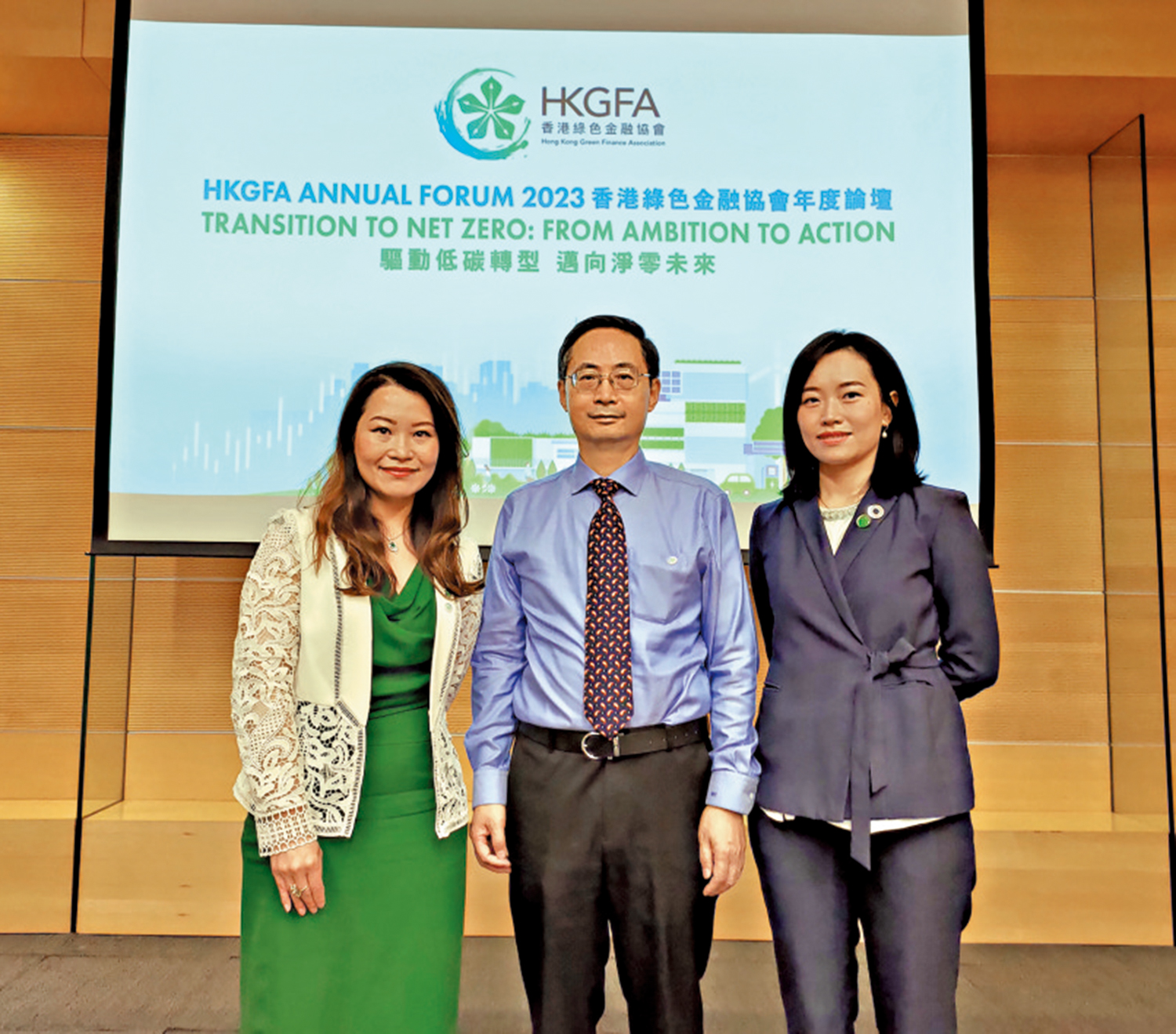 　　圖：香港綠色金融協會年度論壇的一項焦點在共通綠色分類目錄。中為協會主席及會長馬駿，旁為兩名常務副會長黃翠芝（左）和黃超妮（右）。\大公報攝