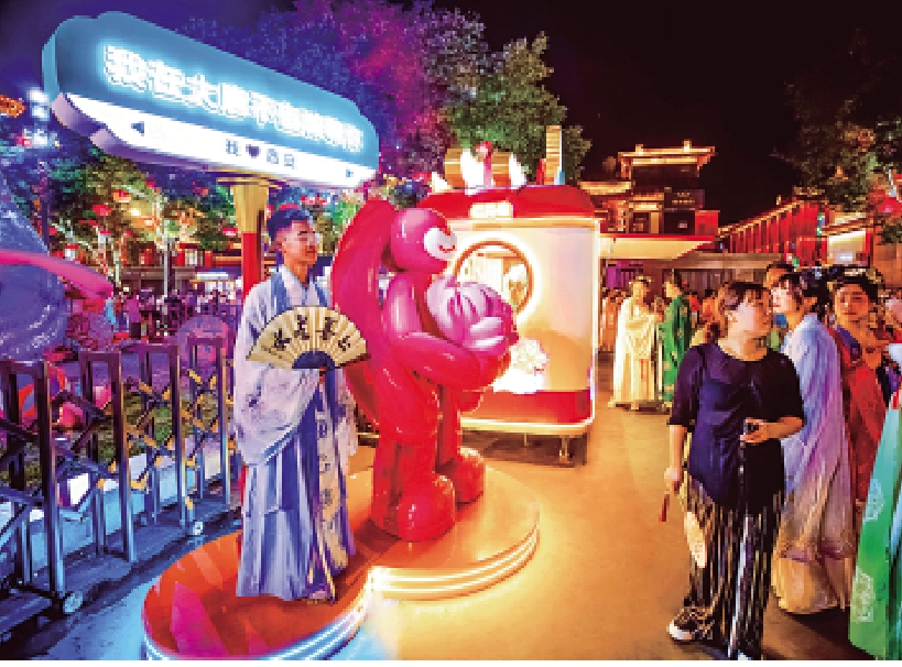 　　圖：遊客夜遊西安大唐不夜城。/受訪者供圖