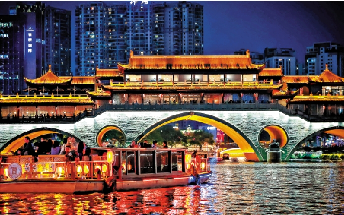 　　圖：遊客夜遊錦江。/大公報記者向芸攝