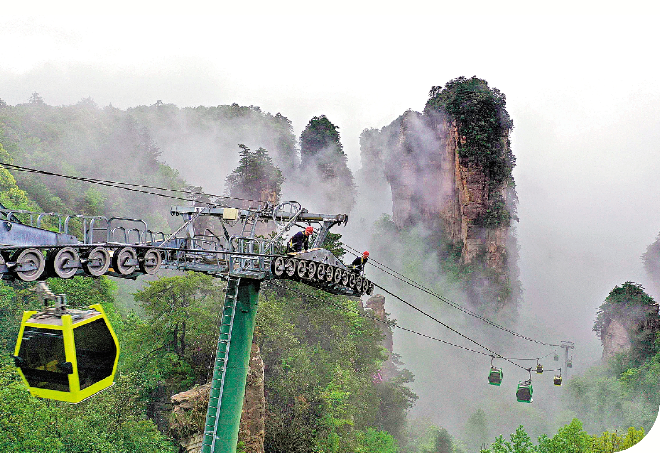 　　圖：張家界國家森林公園索道檢修工在巡檢設備，排除安全隱患，保障遊客遊覽安全。\新華社