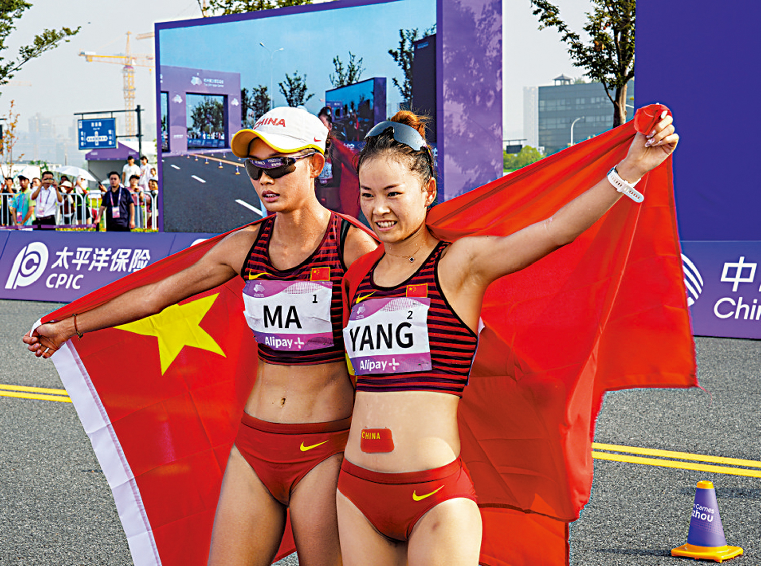 　　圖：女子20公里競走決賽，楊家玉（右）、馬振霞包攬冠亞軍。\新華社