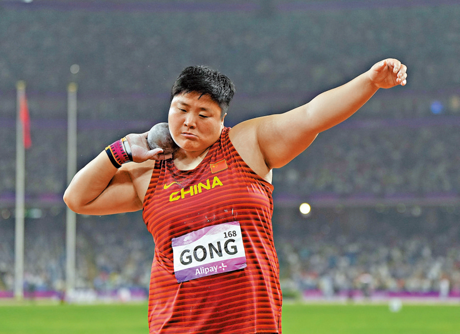 　　圖：鞏立姣在女子鉛球決賽比賽中。\新華社