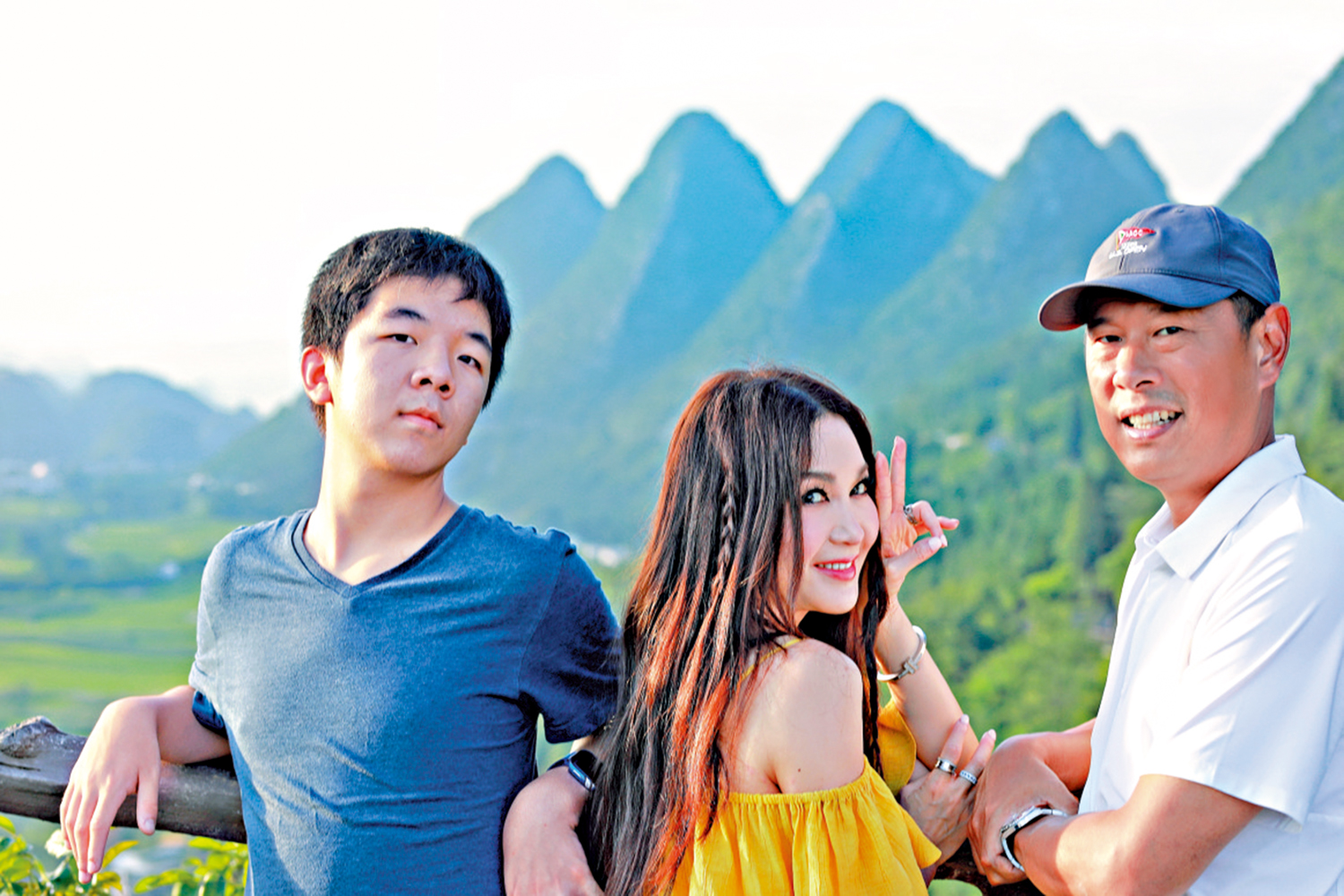 　　圖：溫碧霞（中）早前與丈夫何祖光（右）、兒子Xavier同遊貴州。\資料圖片