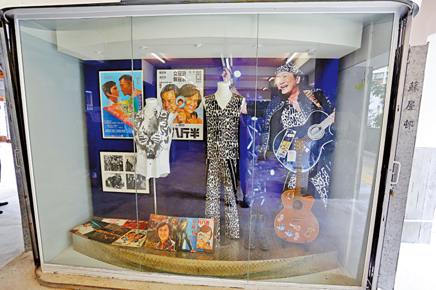 　　圖：楓林樓的公共休憩空間，展出了「歌神」許冠傑的戰衣及黑膠唱片。\大公報記者何嘉駿攝