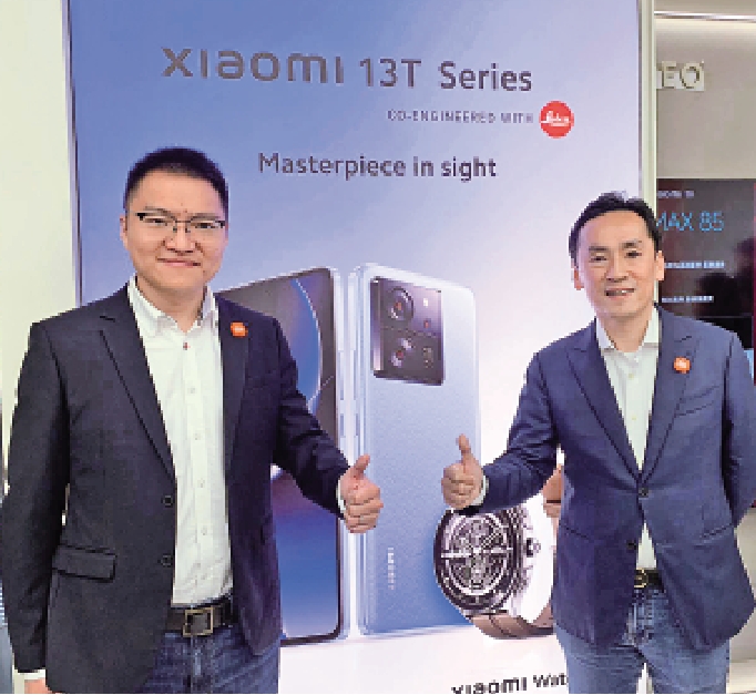 　　圖：小米副總裁兼首席財務官林世偉（右）表示，香港小米之家第二季收入按季升逾15%。左為集團東亞地區部總經理李剛健。/大公報記者李潔儀攝