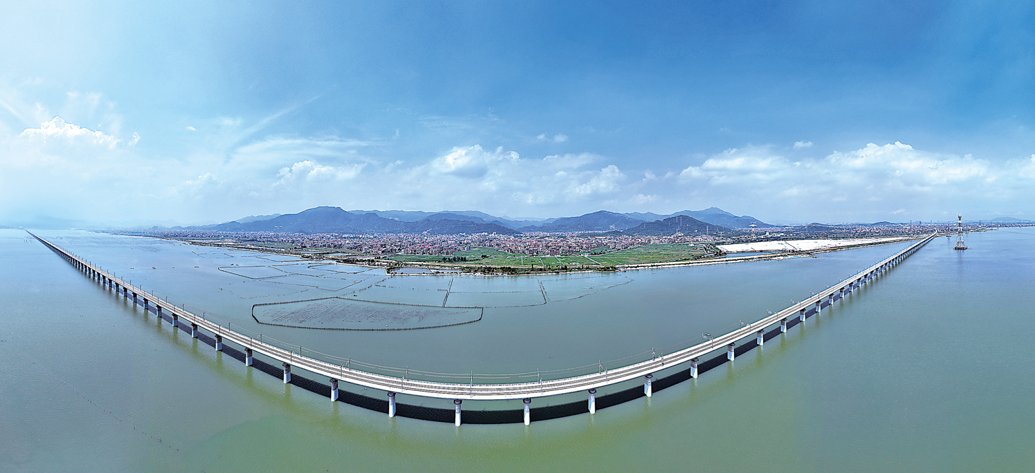 　　圖：9月28日，大陸首條時速350公里跨海高鐵，福廈高鐵正式開通運營。圖為福廈高鐵湄洲灣跨海大橋全景。\新華社