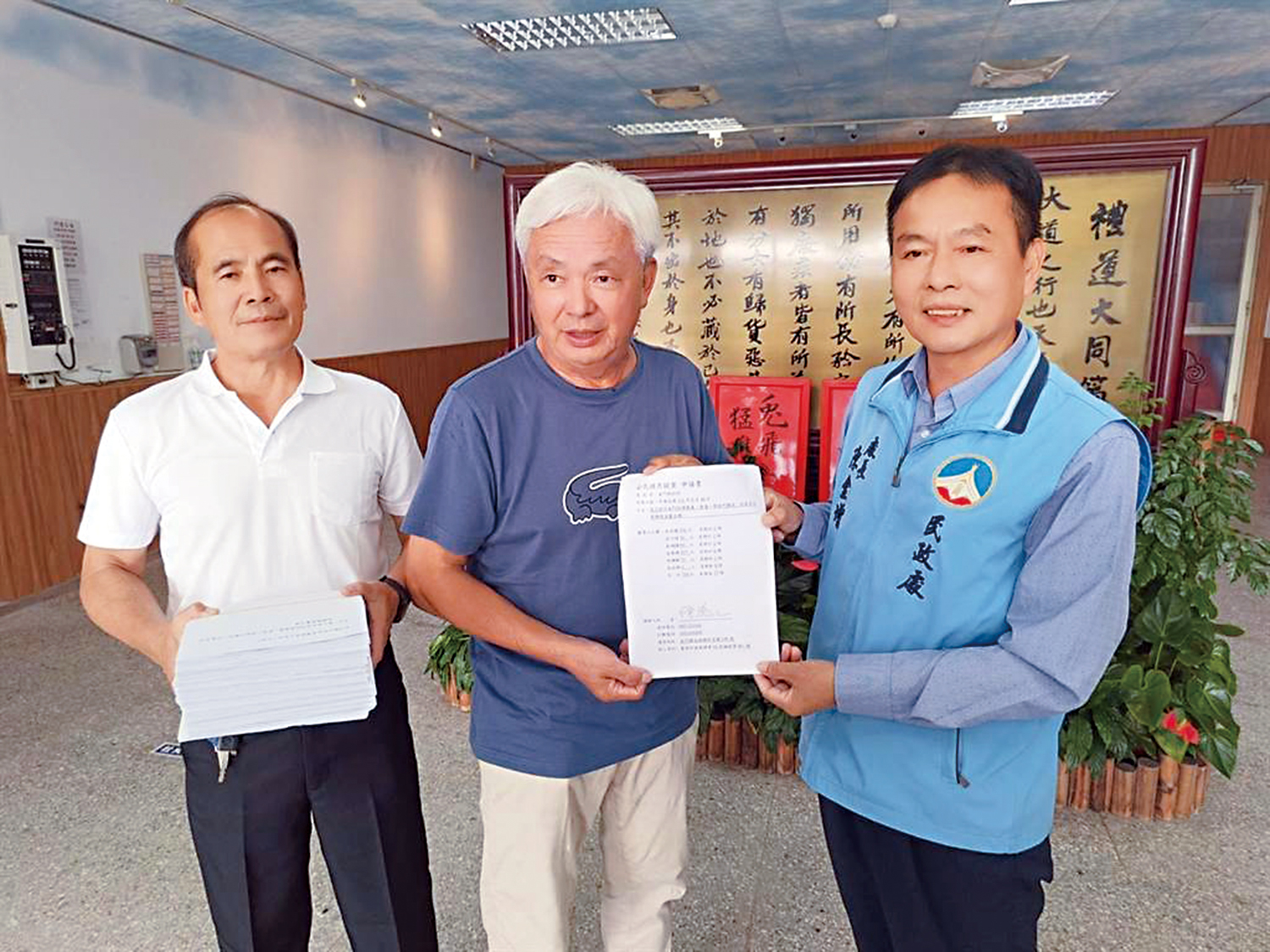 　　圖：陳滄江（中）前往金門縣政府遞交鄉親希望推動廈金大橋建設的建議。\網絡圖片