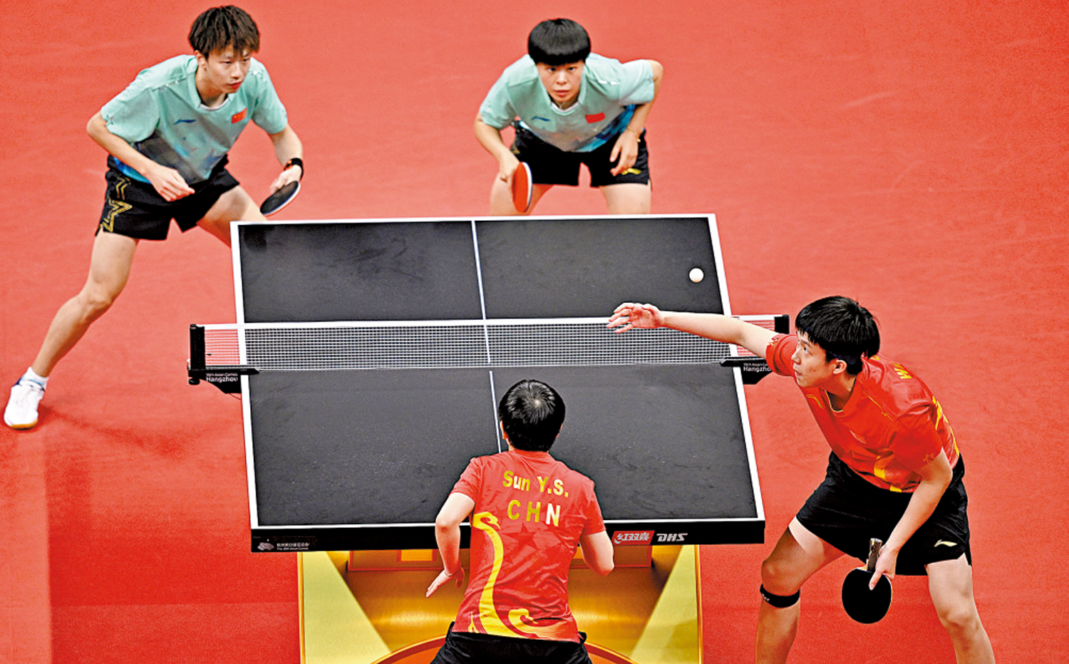 　　圖：中國隊包攬乒乓球混雙冠亞軍，王楚欽（下右）和孫穎莎（下左）輕鬆贏得金牌。\新華社