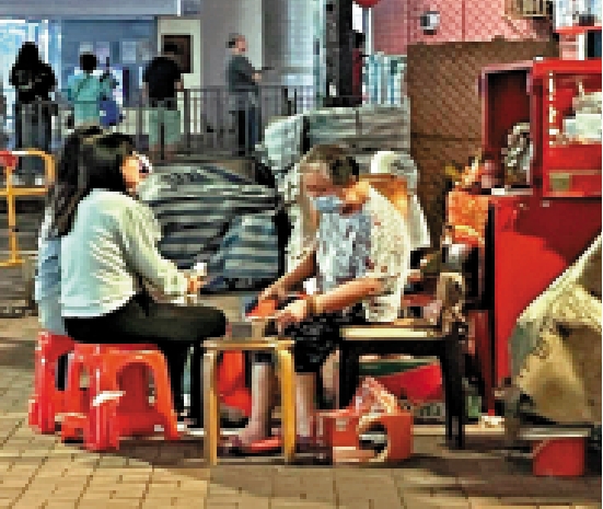 　　圖：有遊客專程去到鵝頸橋光顧「打小人」服務。\大公報記者劉碩源攝