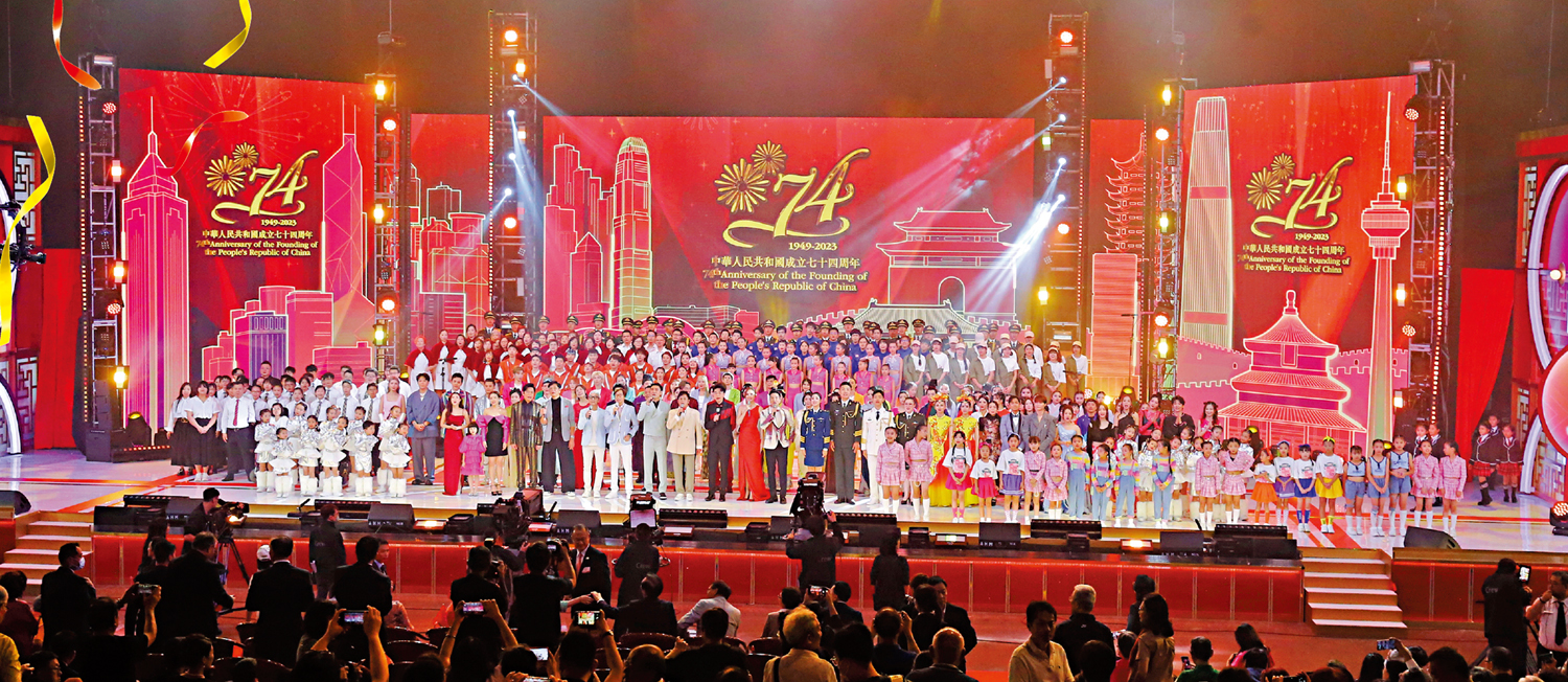 　　圖：國慶文藝晚會尾聲，全場合唱《歌唱祖國》。