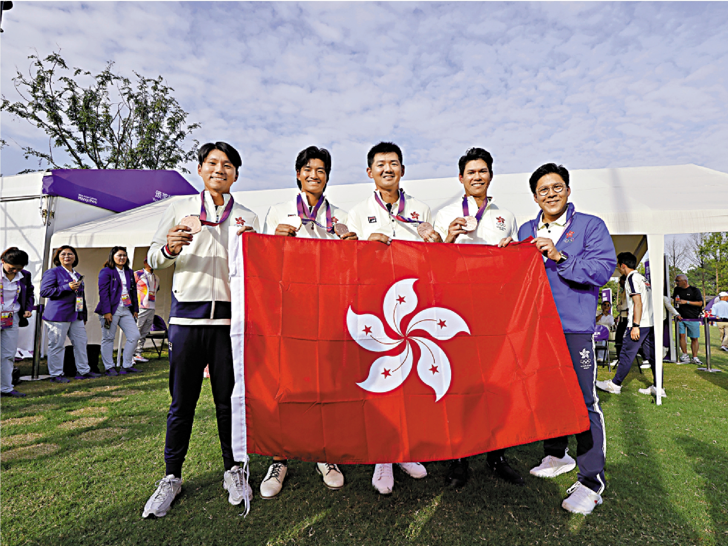 　　圖：伍城鋒（左起）、許龍一、黑純一及張雄熙，與港隊團長霍啟剛（右）合照。