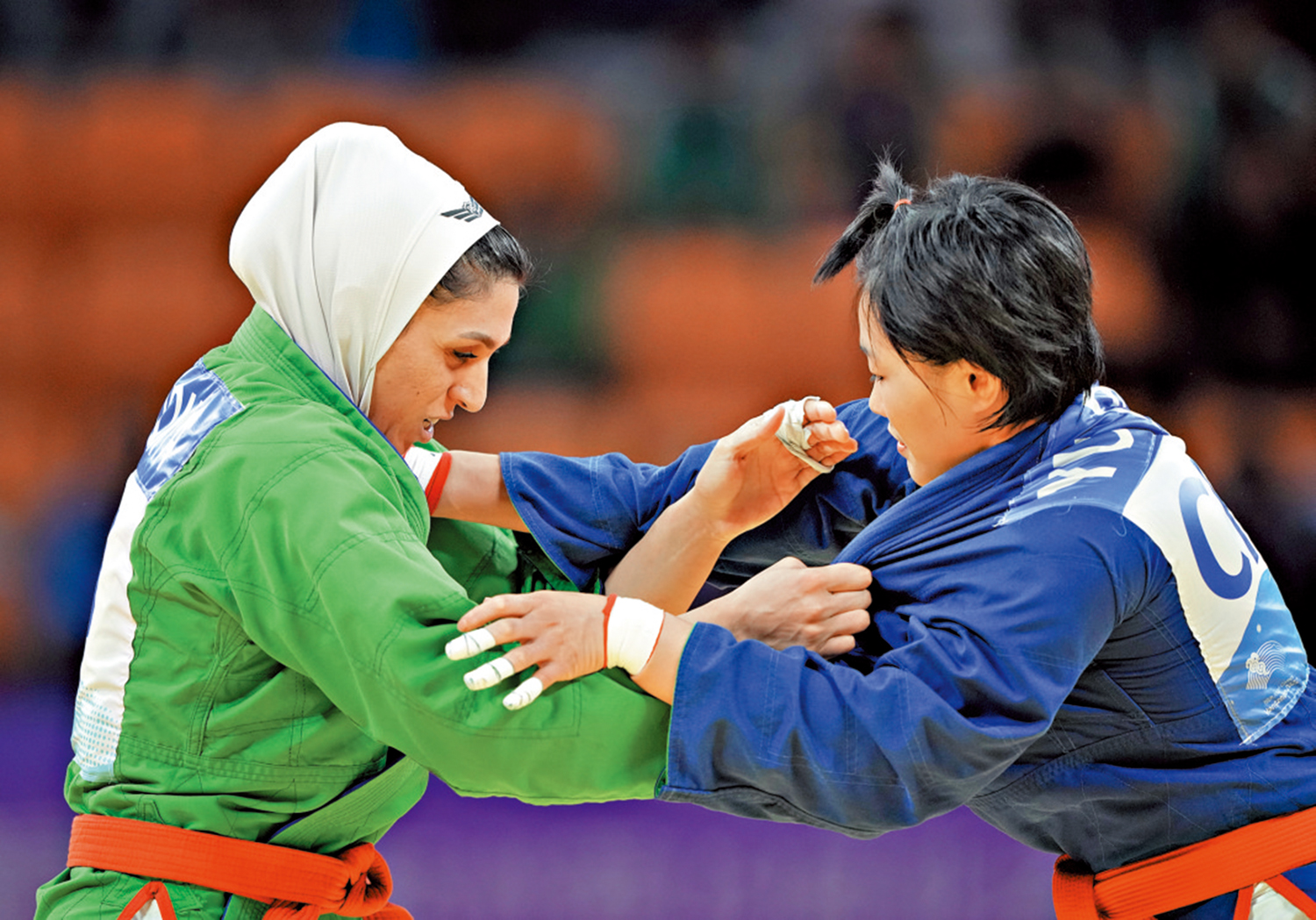 　　圖：國家隊選手于丹（右）獲得冠軍。\中新社