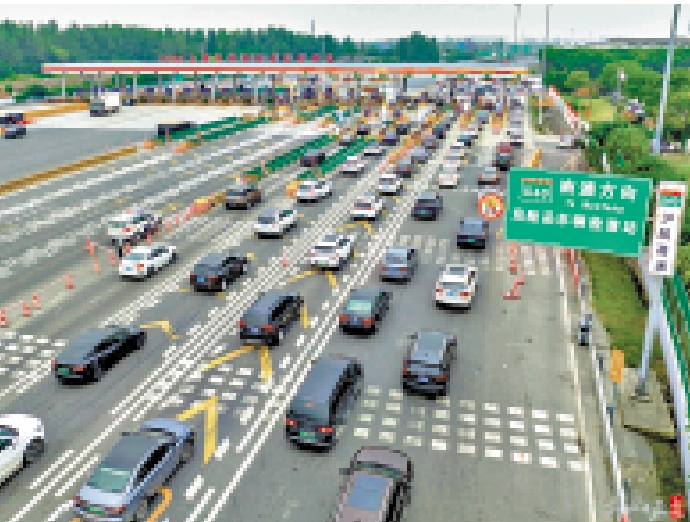 　　圖：9月30日7點，車輛在G1503高東收費口排隊上高速。