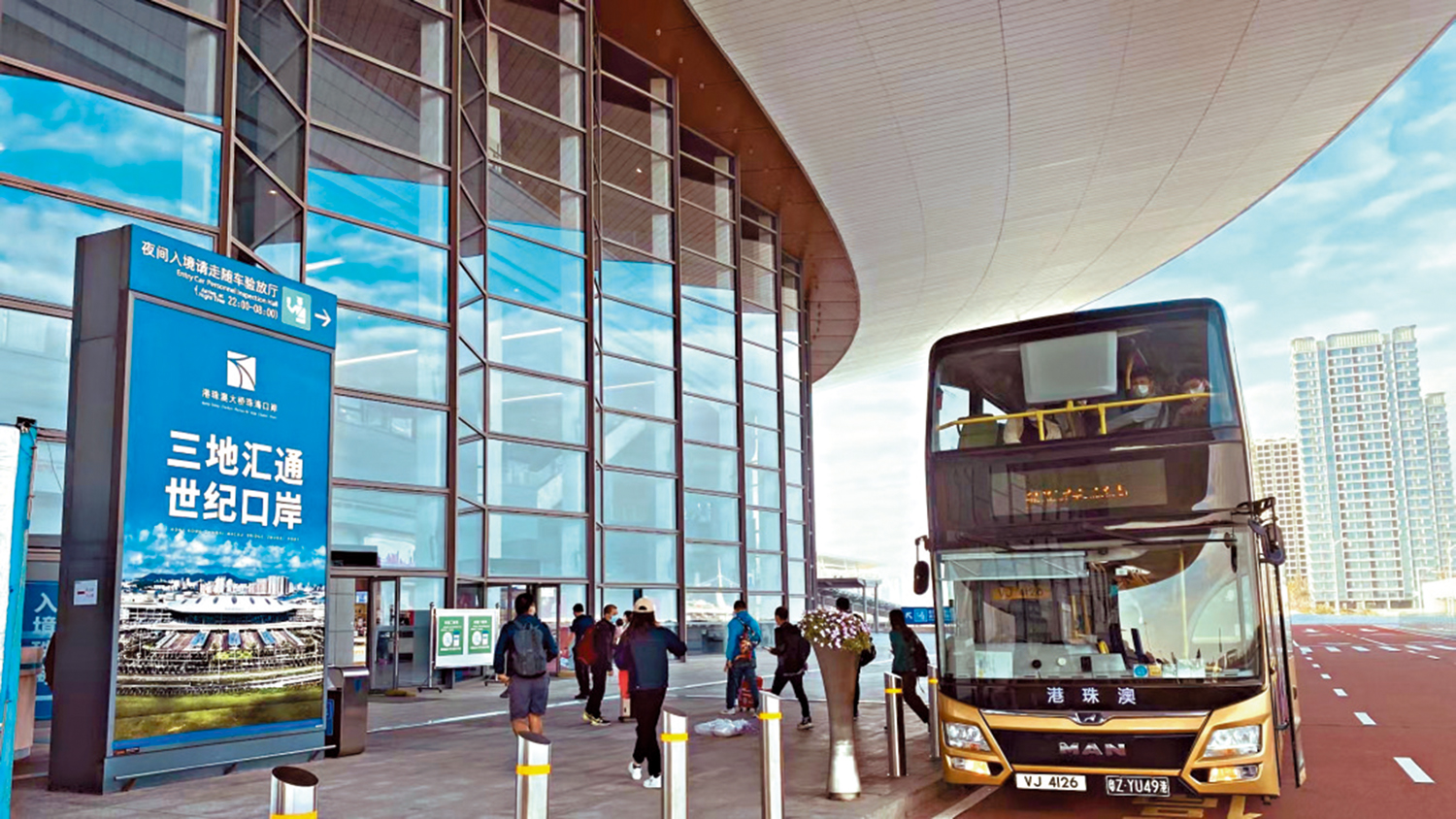 　　圖：「套票」組合包括珠海往返香港港珠澳大橋穿梭巴士。\大公報記者方俊明攝