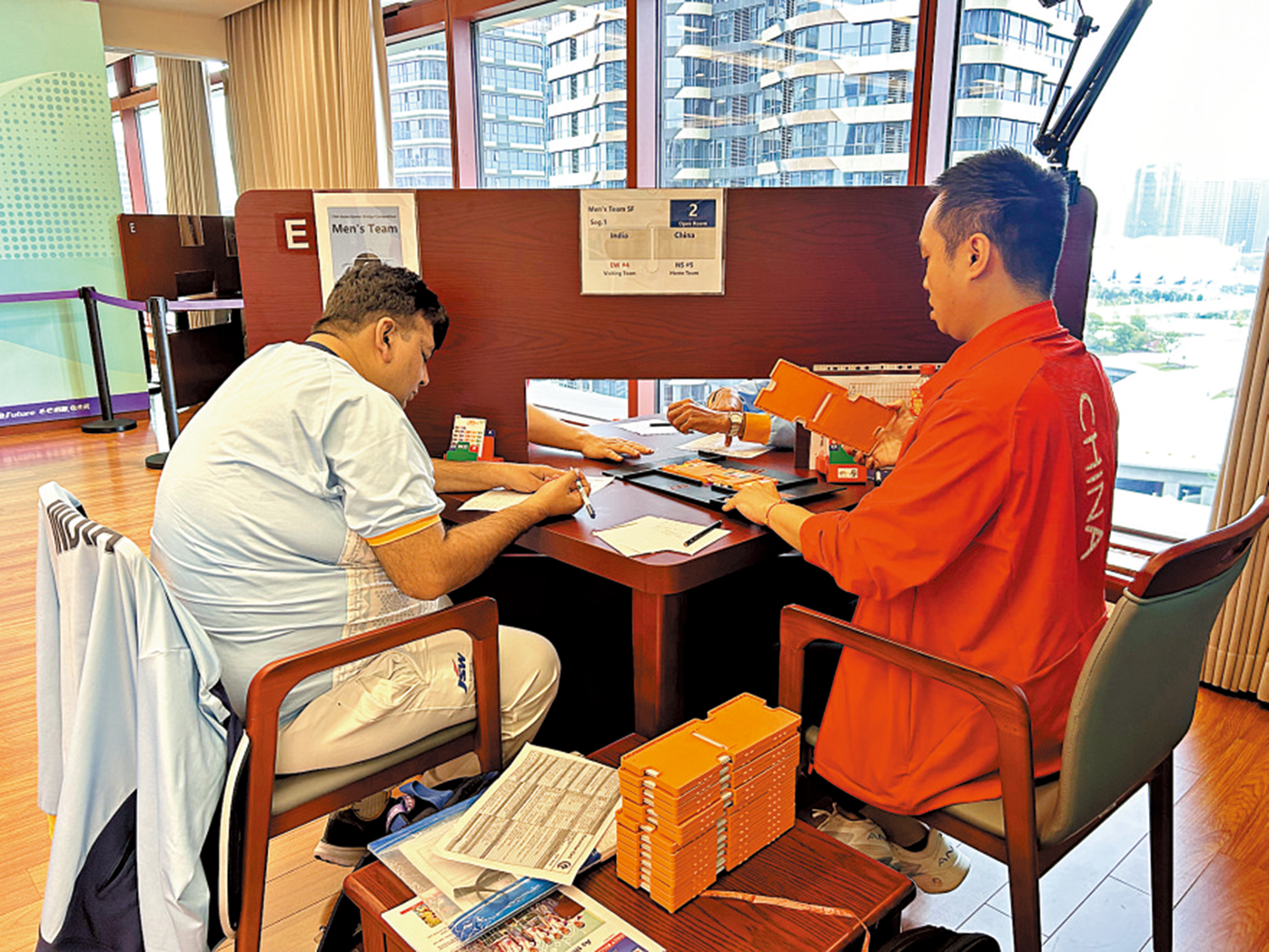 　　圖：橋牌被稱為「智者遊戲」。\大公報特派記者敖敏輝攝