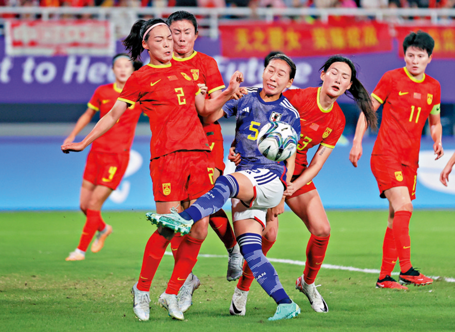 　　圖：中國女足（紅衫）在四強戰拚盡僅負日本隊。\新華社