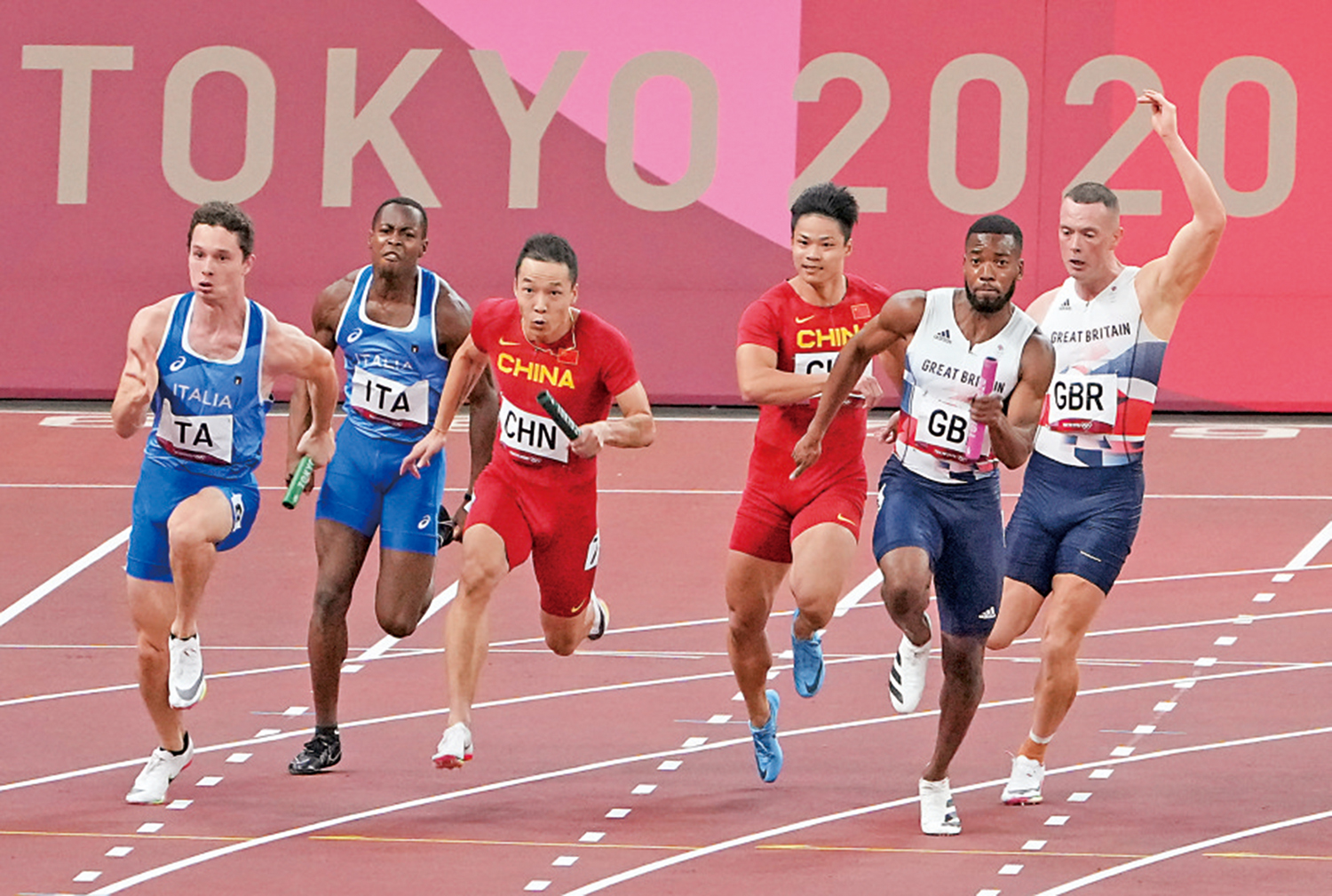 　　圖：蘇炳添（右三）與隊友等今獲補發東京奧運4×100米接力銅牌。