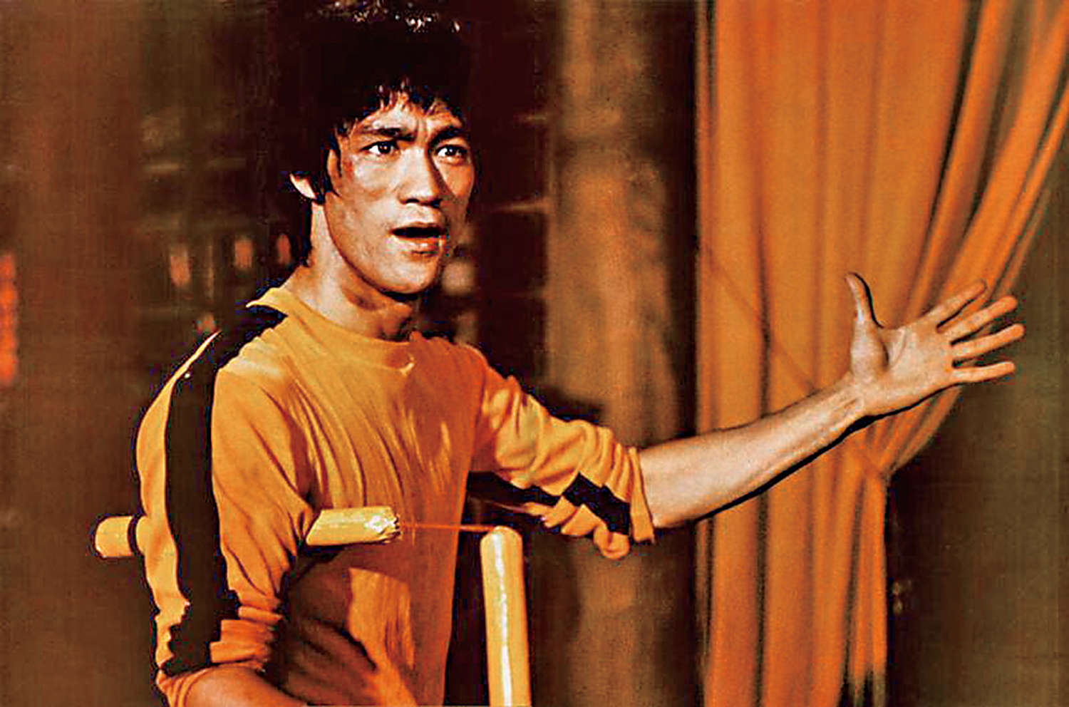 　　圖：李小龍於電影《死亡遊戲》中穿着的經典黃色戰衣，亦成為了後期他在人們心中的經典形象代表。