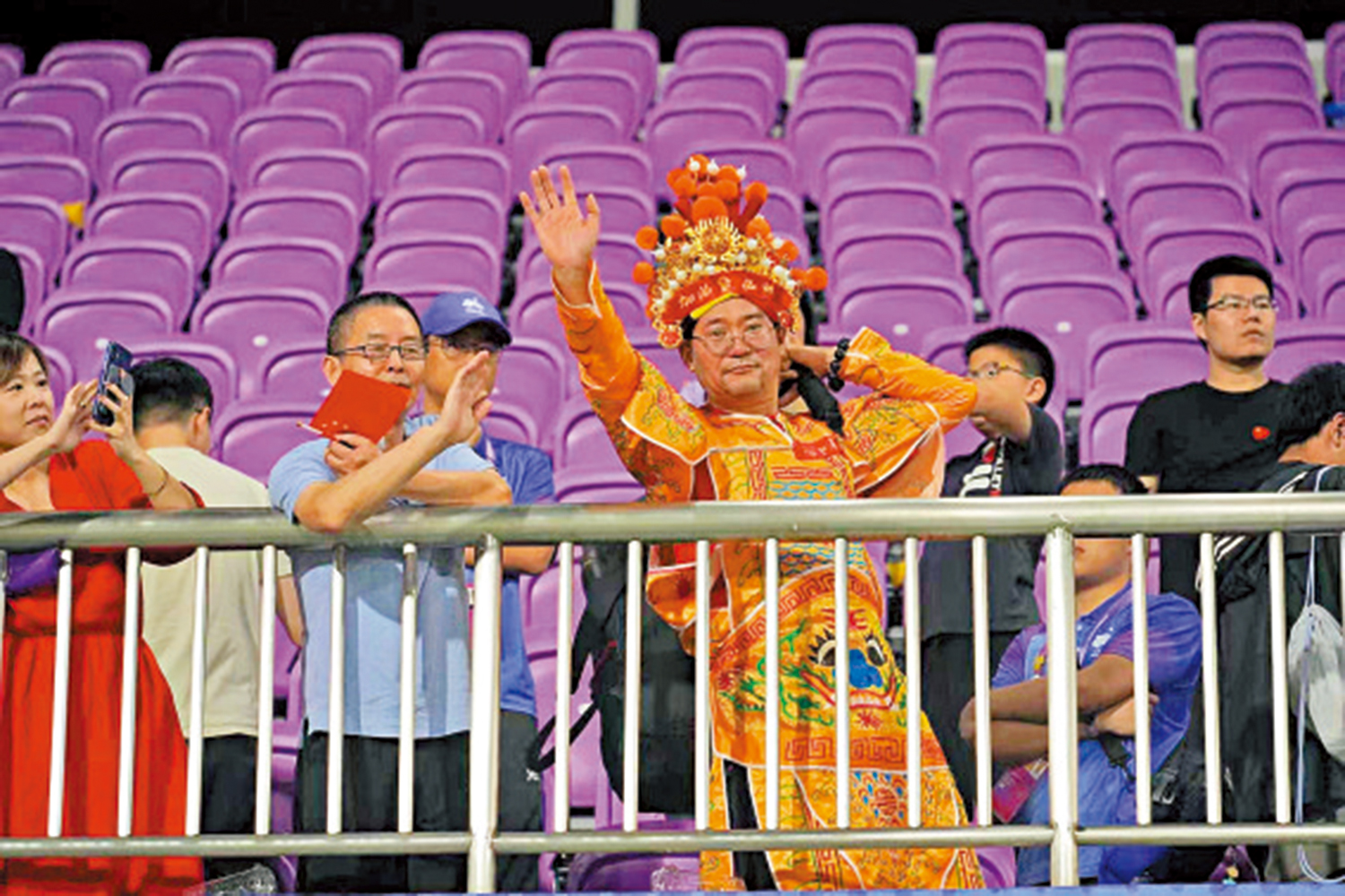 　　圖：有球迷「悉心打扮」入場支持港足。\大公報記者麥鈞傑攝