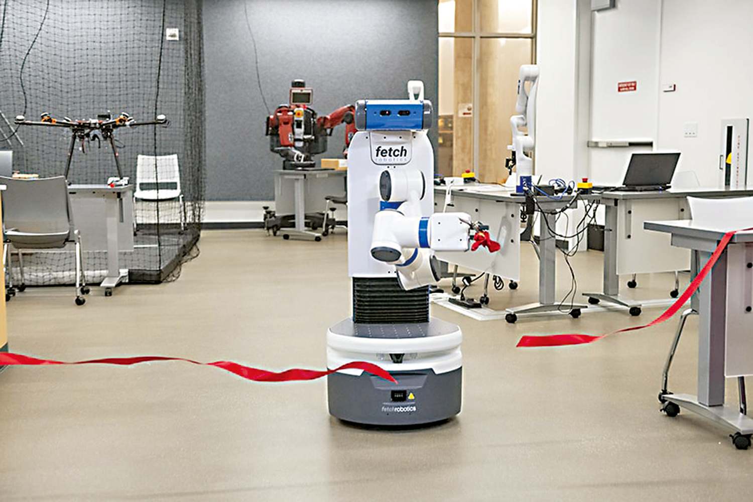 　　圖：摩根大通在AI研究中心的主持下舉行了機器人輔助剪綵活動。\網絡圖片