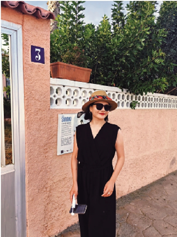 　　圖：米蘭在西班牙大加納利島三毛故居門前留影。/受訪者供圖