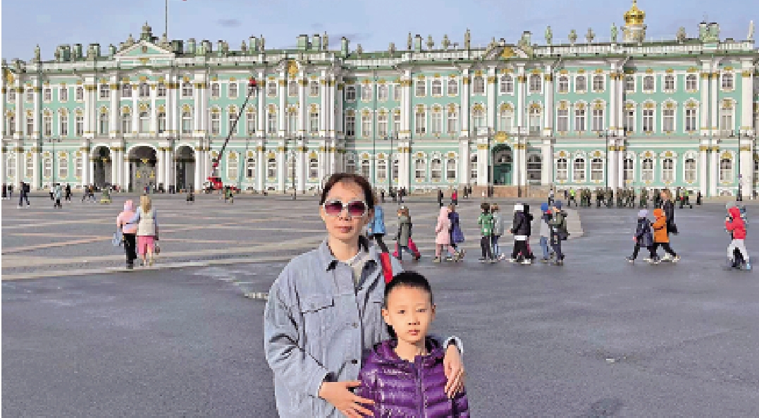 　　圖：中國遊客孔俊和兒子在俄羅斯聖彼得堡合影留念。/受訪者供圖