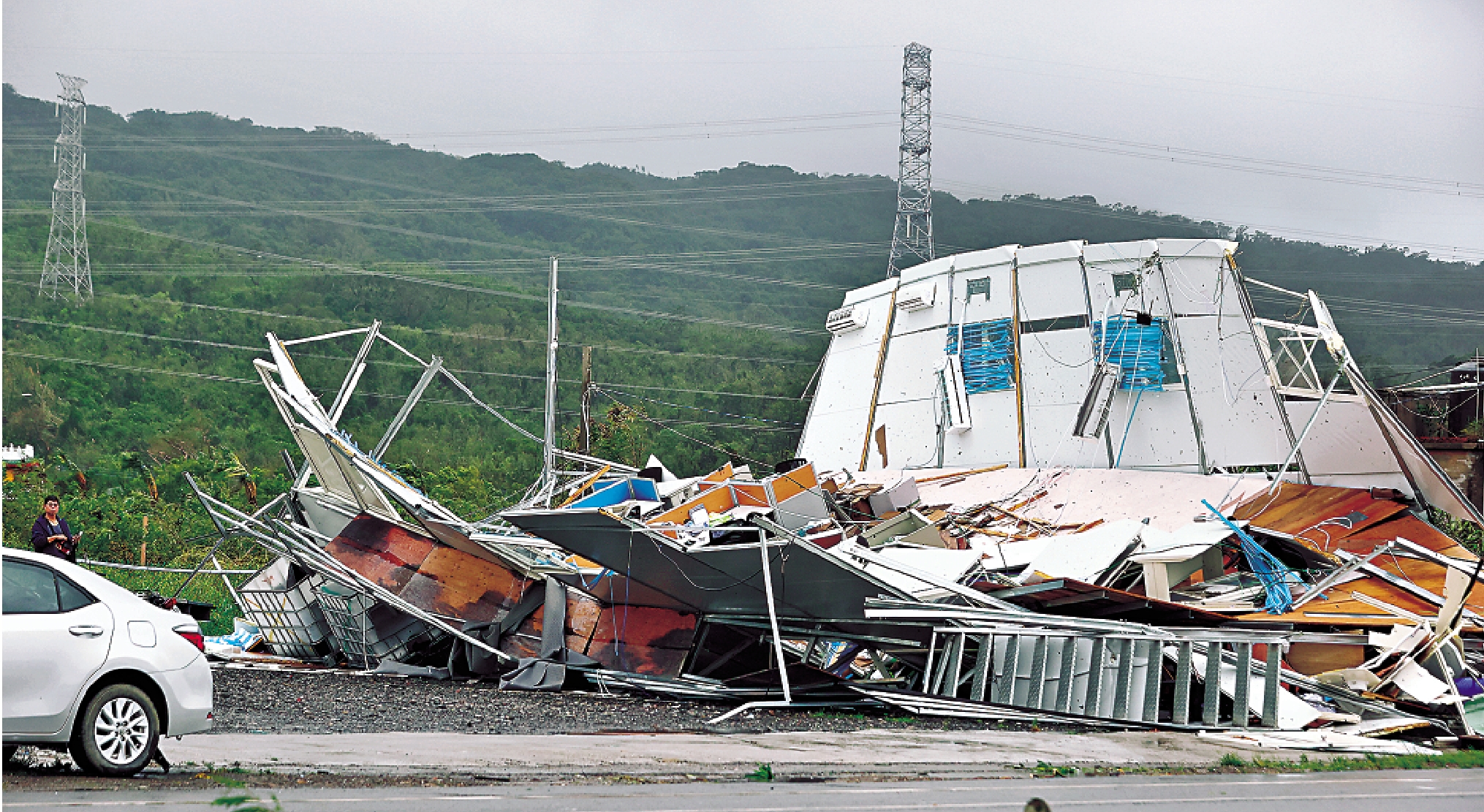 　　圖：受颱風影響，南台灣出現災情，一些建築物5日被強風吹跨。\中通社