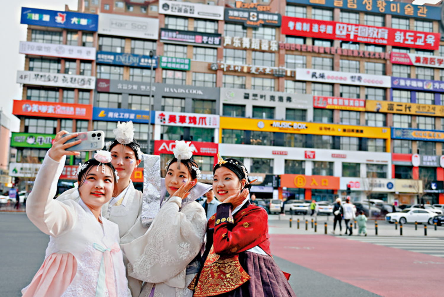 　　圖：在吉林省延邊朝鮮族自治州延吉市，遊客在「網紅牆」前拍照。\中新社