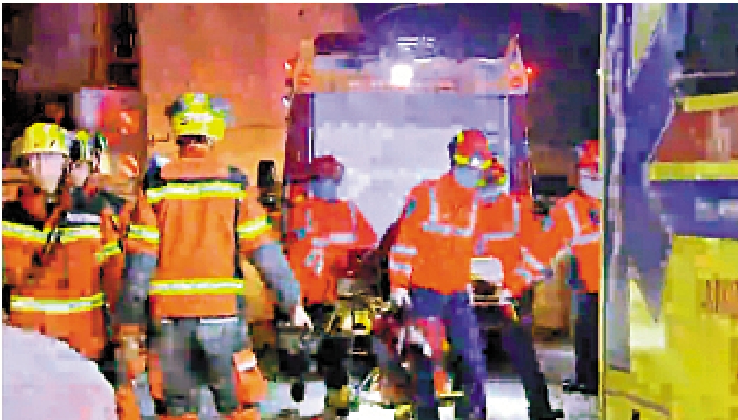 　　圖：中九龍幹線地盤有工人在地道工作時受傷被困，由消防員到場救出。