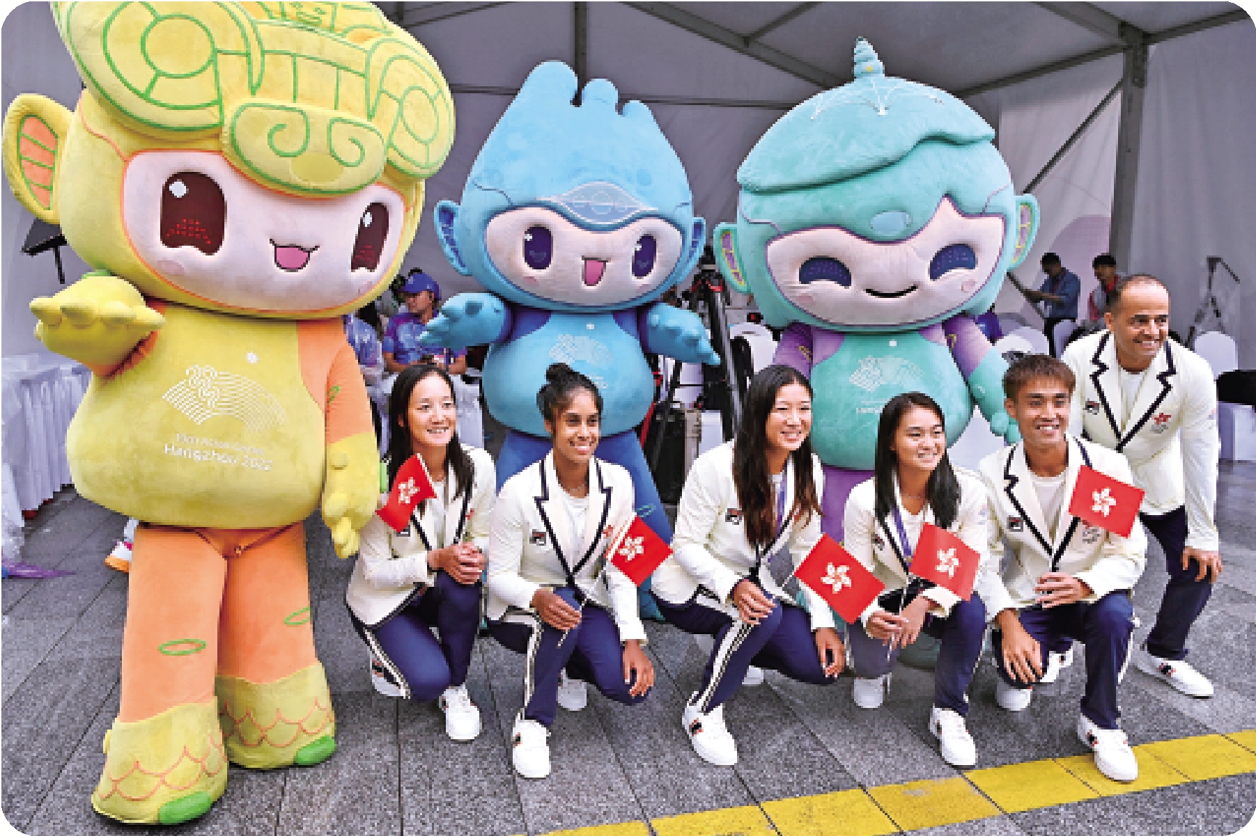　　圖：9月22日，參加杭州亞運會的中國香港代表團成員與吉祥物合影。\中新社
