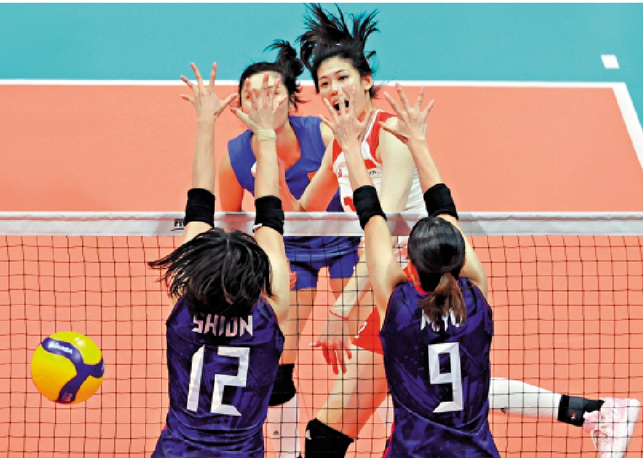 　　圖：國家隊戰勝日本隊獲得女排金牌，圖為李盈瑩（後排右）扣球。\中新社