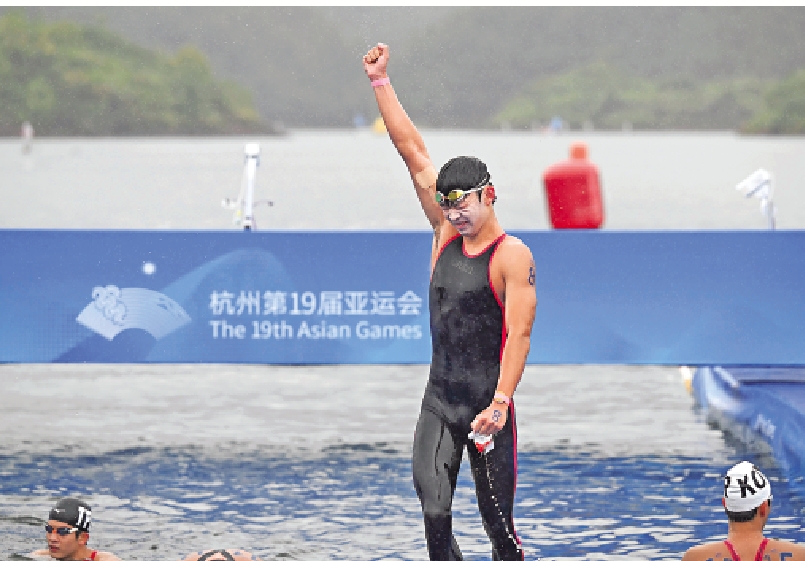 　　圖：張子揚在馬拉松游泳男子10公里賽慶祝奪冠。\新華社