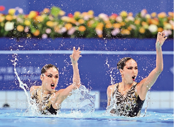 　　圖：王柳懿與王芊懿在花樣游泳雙人自由自選比賽中。\新華社