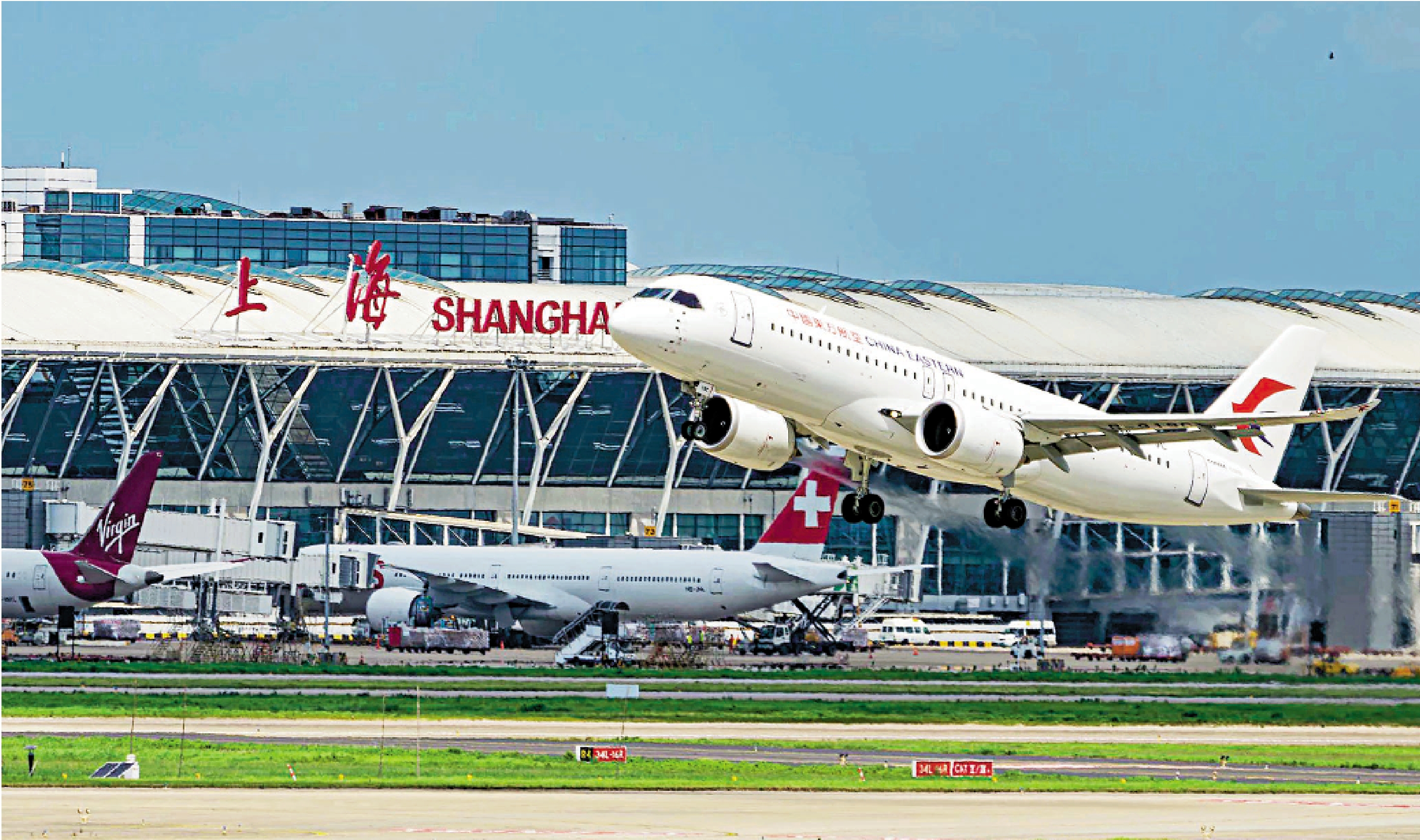 　　圖：7月16日，東航第二架國產C919大型客機從浦東機場起飛。當日，中國東方航空公司在上海正式接收第二架國產C919大型客機。\中新社