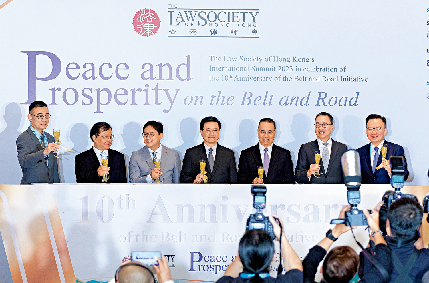 　　圖：香港律師會舉辦「一帶一路」倡議十周年國際高峰論壇，一眾嘉賓主持開幕儀式。