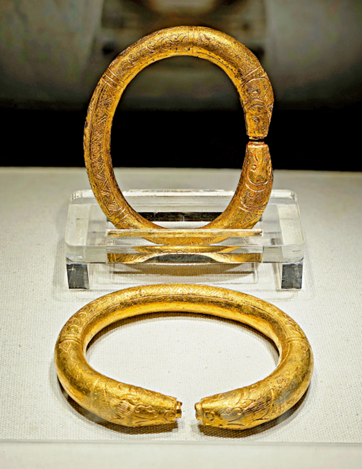 　　圖：在這四件龍紋手鐲中，圖中這兩件手鐲（附圖，作者攝）出水時間較早，也就是埋藏位置較淺，且花紋相同，被認為是一對器物。