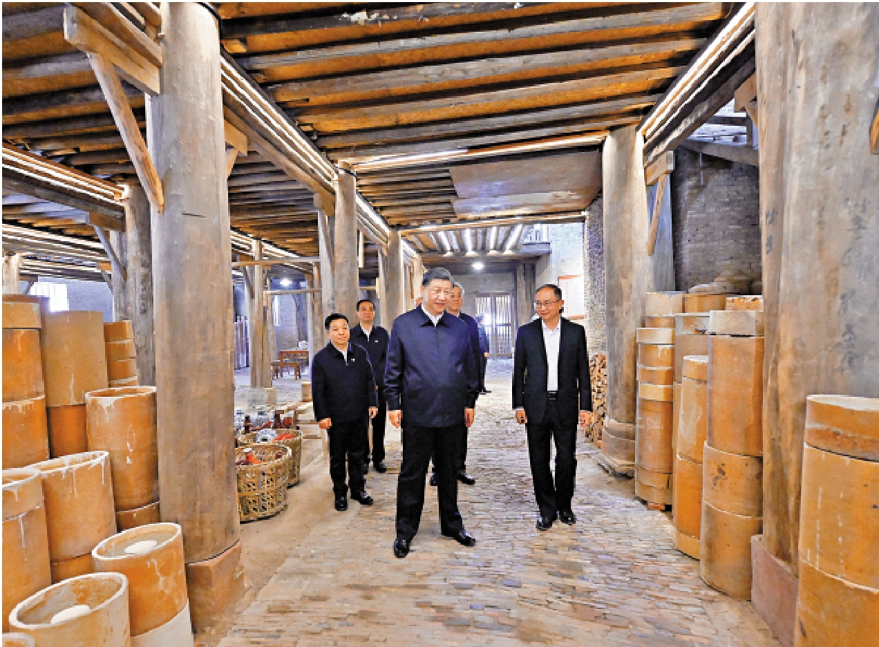 　　圖：10月11日，習近平總書記在江西省景德鎮市、上饒市考察調研。他先後來到景德鎮陶陽里歷史文化街區、昌河飛機工業（集團）有限公司和上饒市婺源縣秋口鎮王村石門自然村，了解陶瓷文化保護傳承、企業技術創新及濕地公園生態保護、推進鄉村振興等情況。這是習近平在景德鎮陶陽里歷史文化街區考察。/新華社