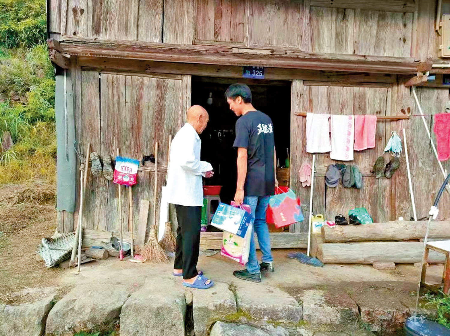 　　圖：雖然鄭大爺已經去世，但李國色繼續將愛心傳遞下去，幫助更多有需要的老人。