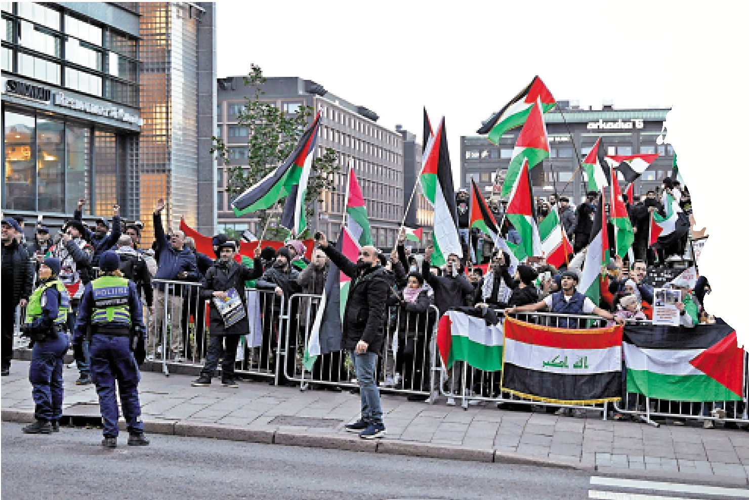 　　圖：大批民眾13日在以色列駐芬蘭大使館外示威，聲援巴勒斯坦。\路透社