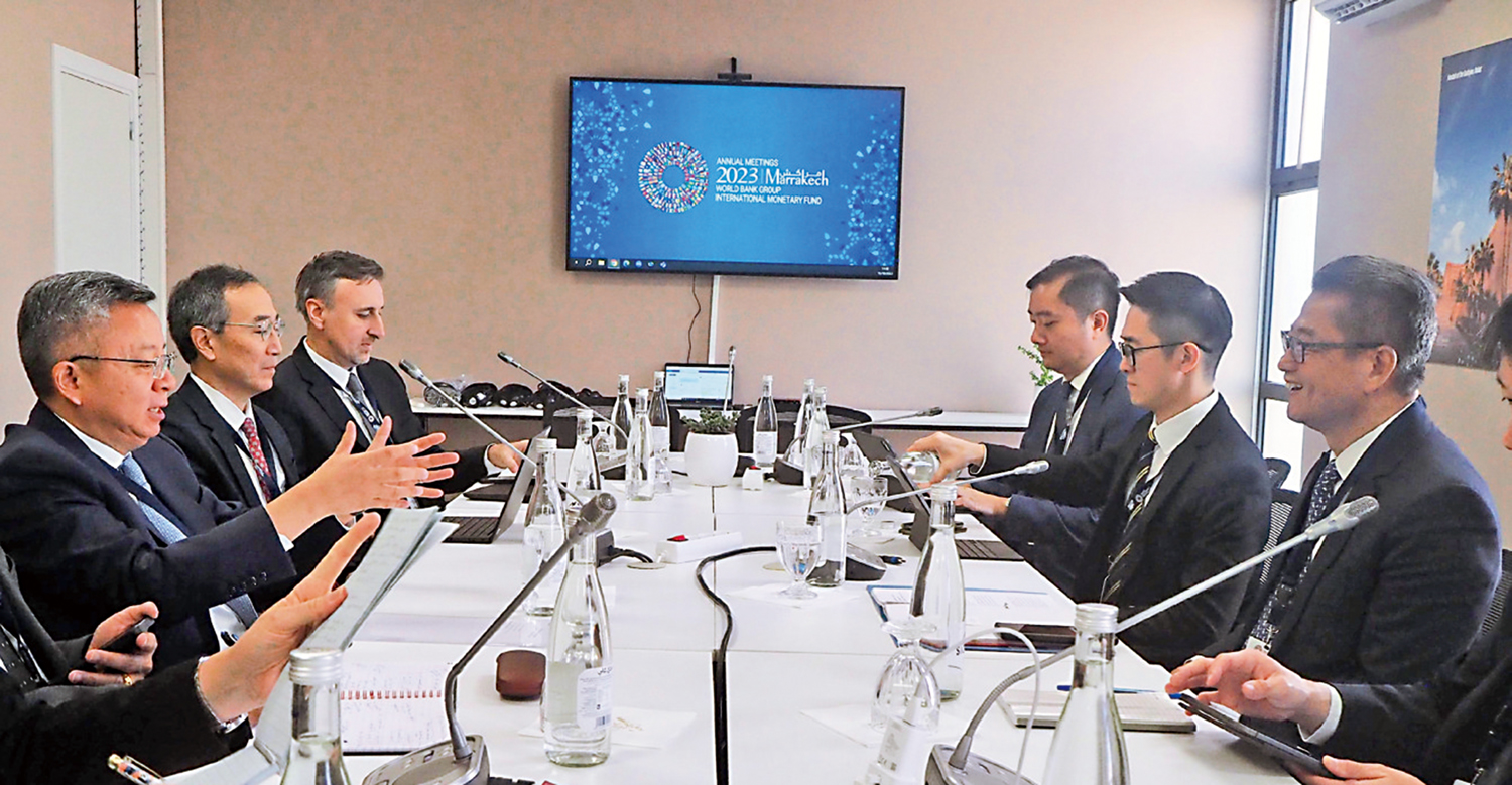 　　圖：財政司司長陳茂波昨日與國際貨幣基金組織副總裁李波（左一）會面。