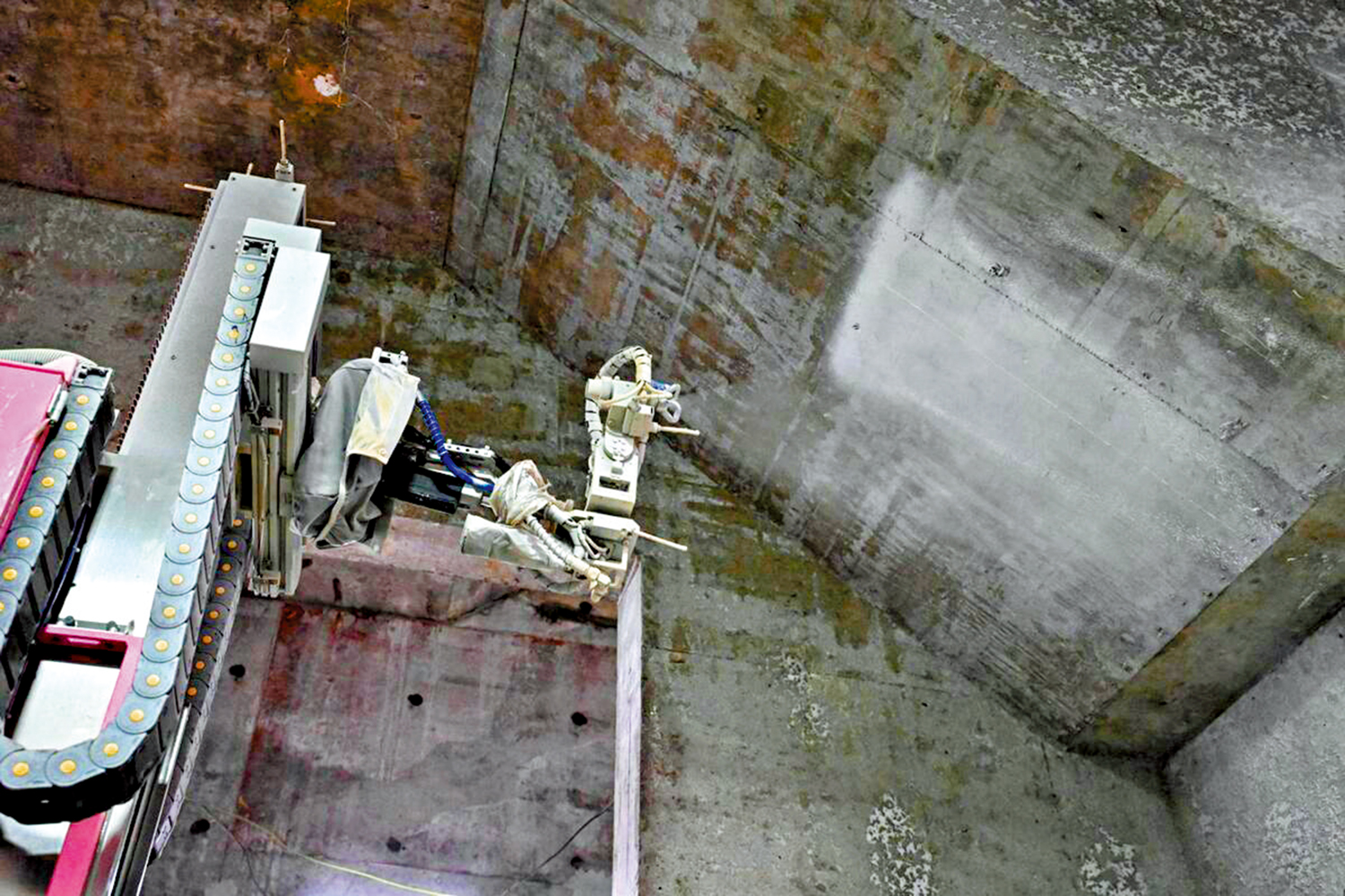 　　圖：利用室內噴塗機器人在高處工作，工人可免長期抬頭刷漆，減少勞損。