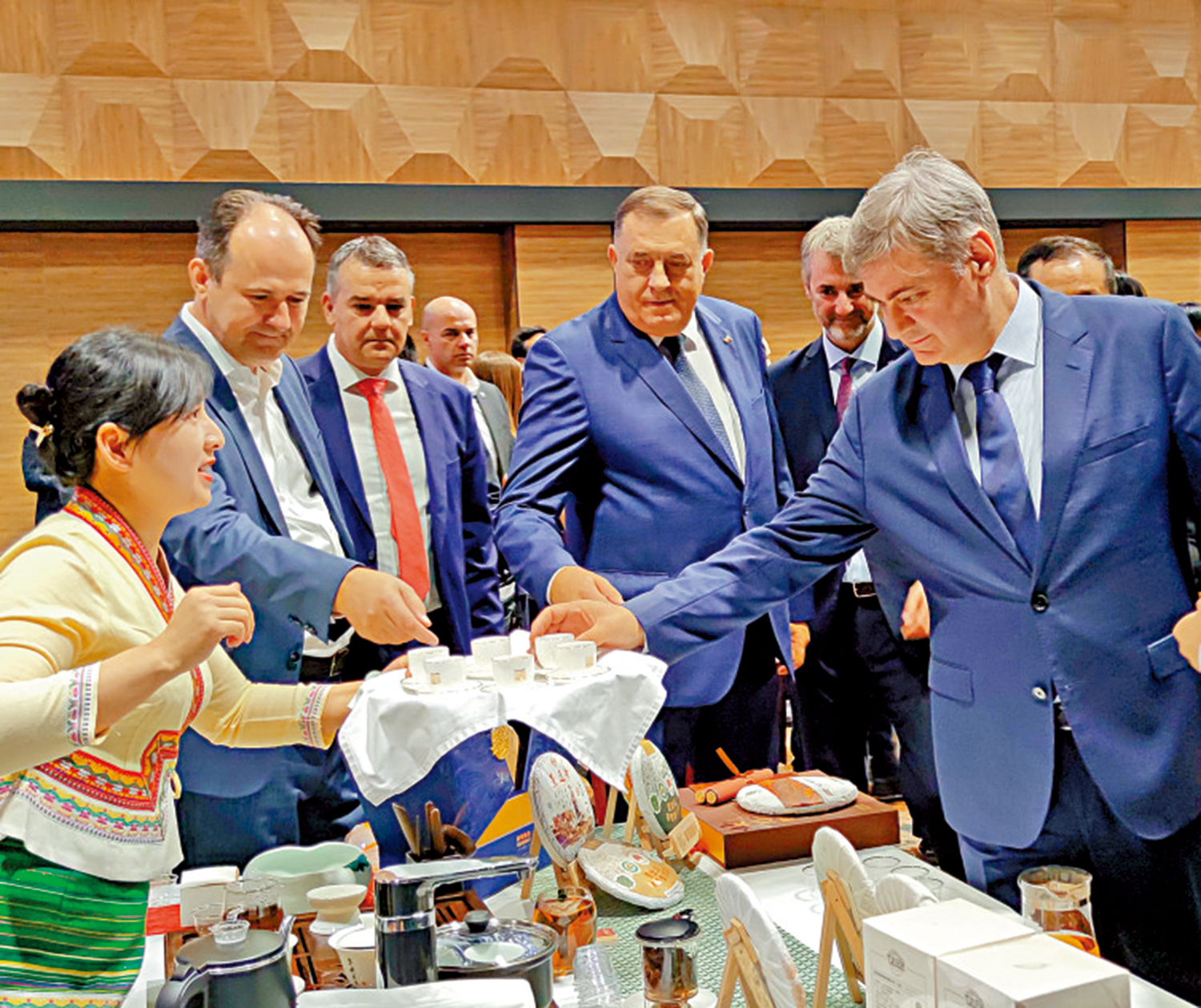 　　圖：中國駐波黑大使館舉辦慶中秋·中華茶文化交流會上，嘉賓品鑒中國茶。