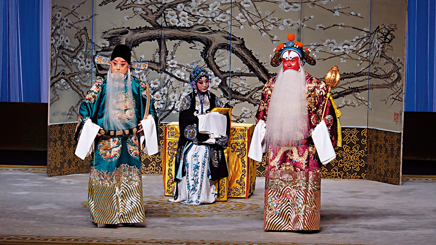 　　圖：于魁智（左）、李勝素（中）、王越（右）在台北演出《二進宮》。\新華社