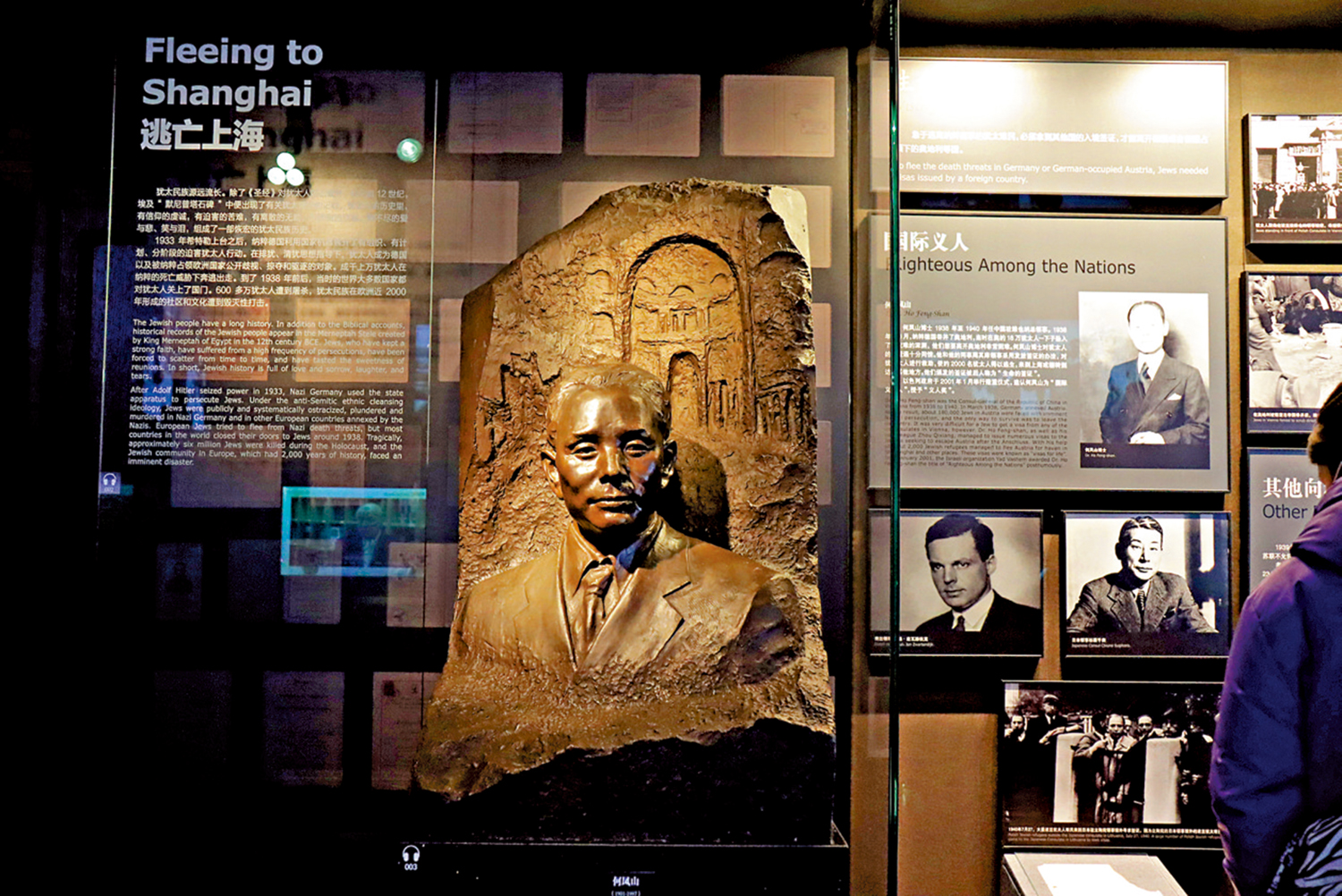 　　圖：上海猶太難民紀念館內陳列何鳳山的塑像。\新華社