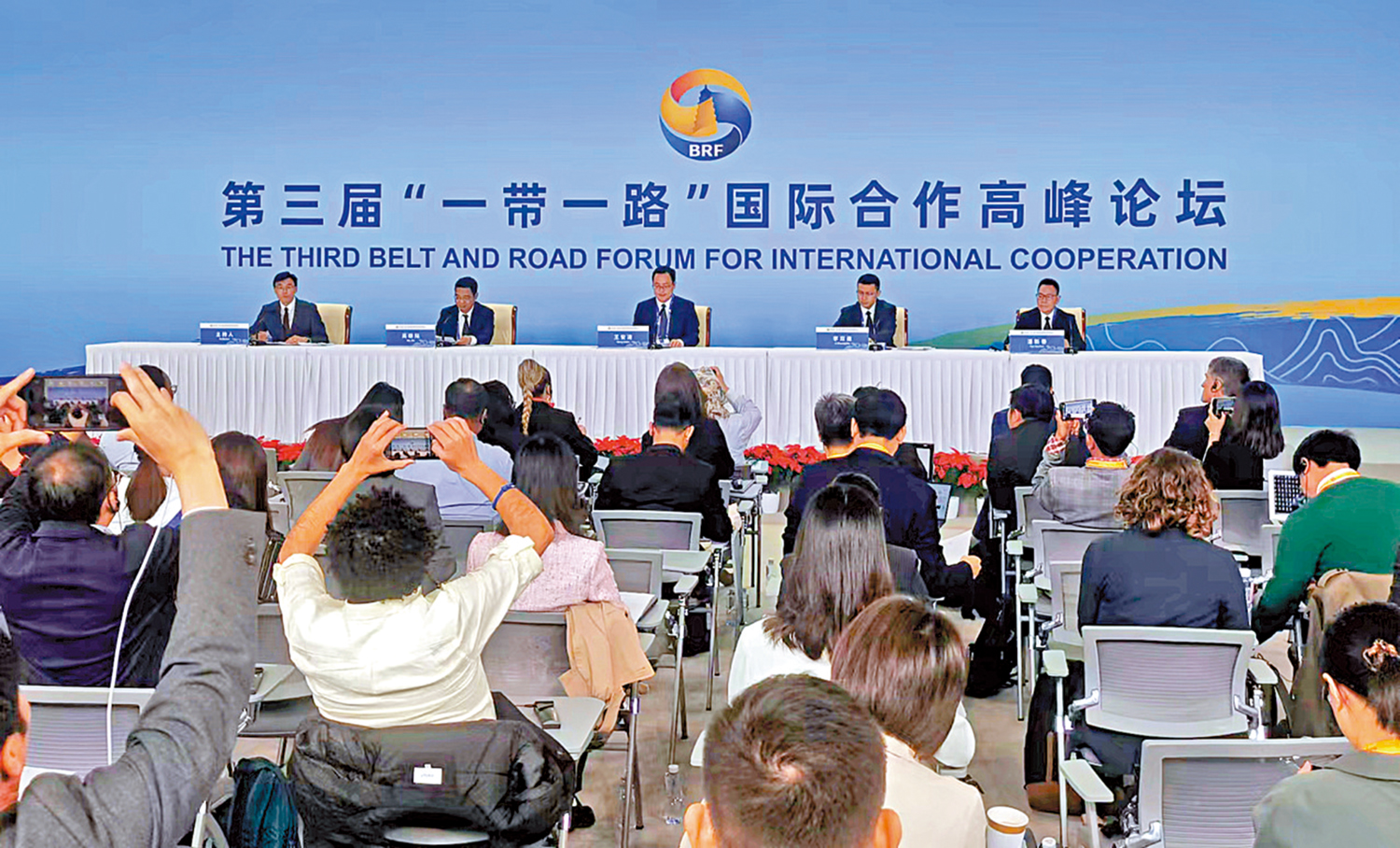 　　圖：16日，自然資源部國際合作司和相關單位負責人介紹本屆高峰論壇有關情況。\大公報記者張帥攝