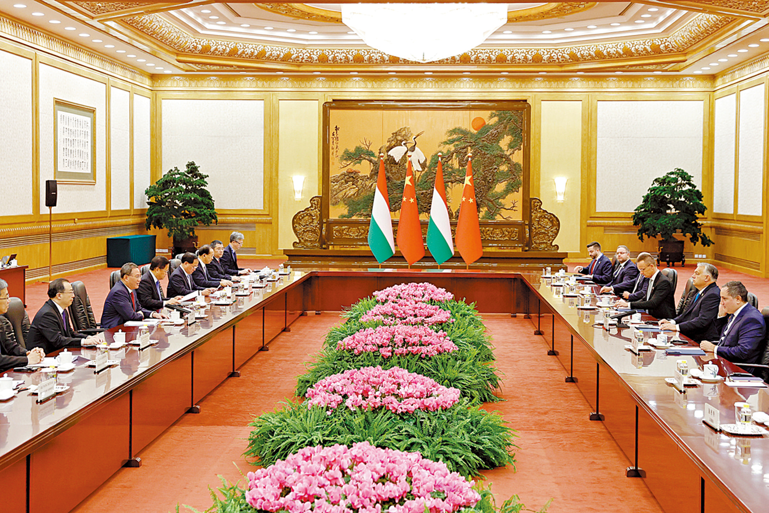 　　圖：16日上午，中國國務院總理李強在北京人民大會堂同來華出席第三屆「一帶一路」國際合作高峰論壇並進行正式訪問的匈牙利總理歐爾班會談。\中新社