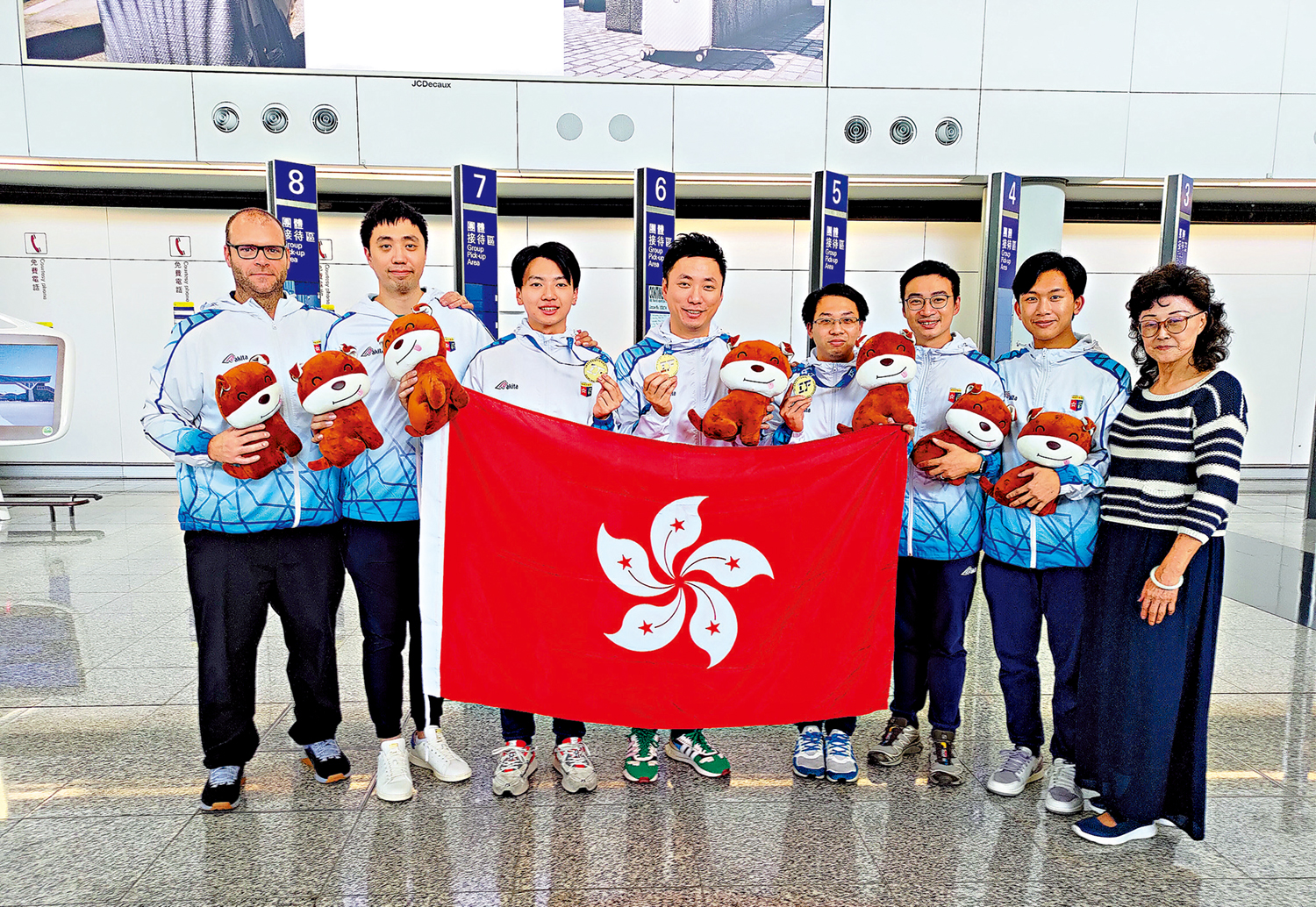 　　圖：中國香港保齡球總會主席劉掌珠（右一）與港隊隊員合照祝捷。