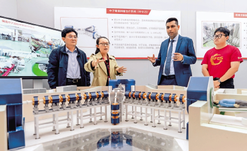 　　圖：10月14日，在中子科學國際研究院（青島），巴基斯坦人沙巴茲（右二）了解新的醫療技術。\新華社